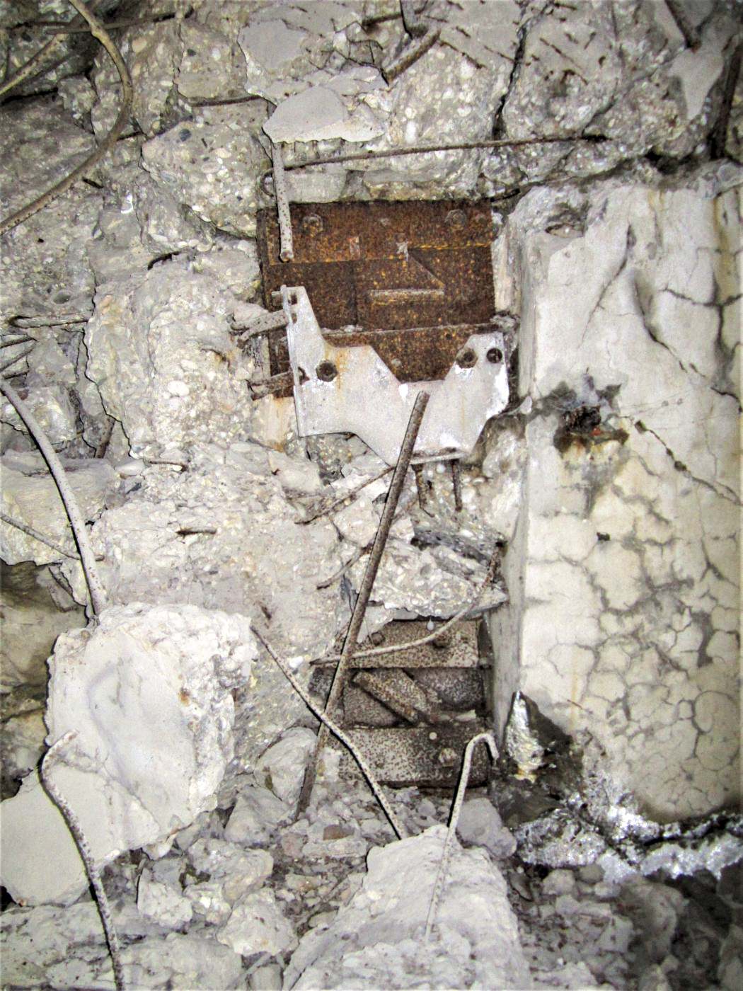 Ligne Maginot - SCHMELTZBACH EST - (Casemate d'infanterie - Double) - Créneaux FM de flanquement de façade et de défense du fossé - Gregory Fuchs
