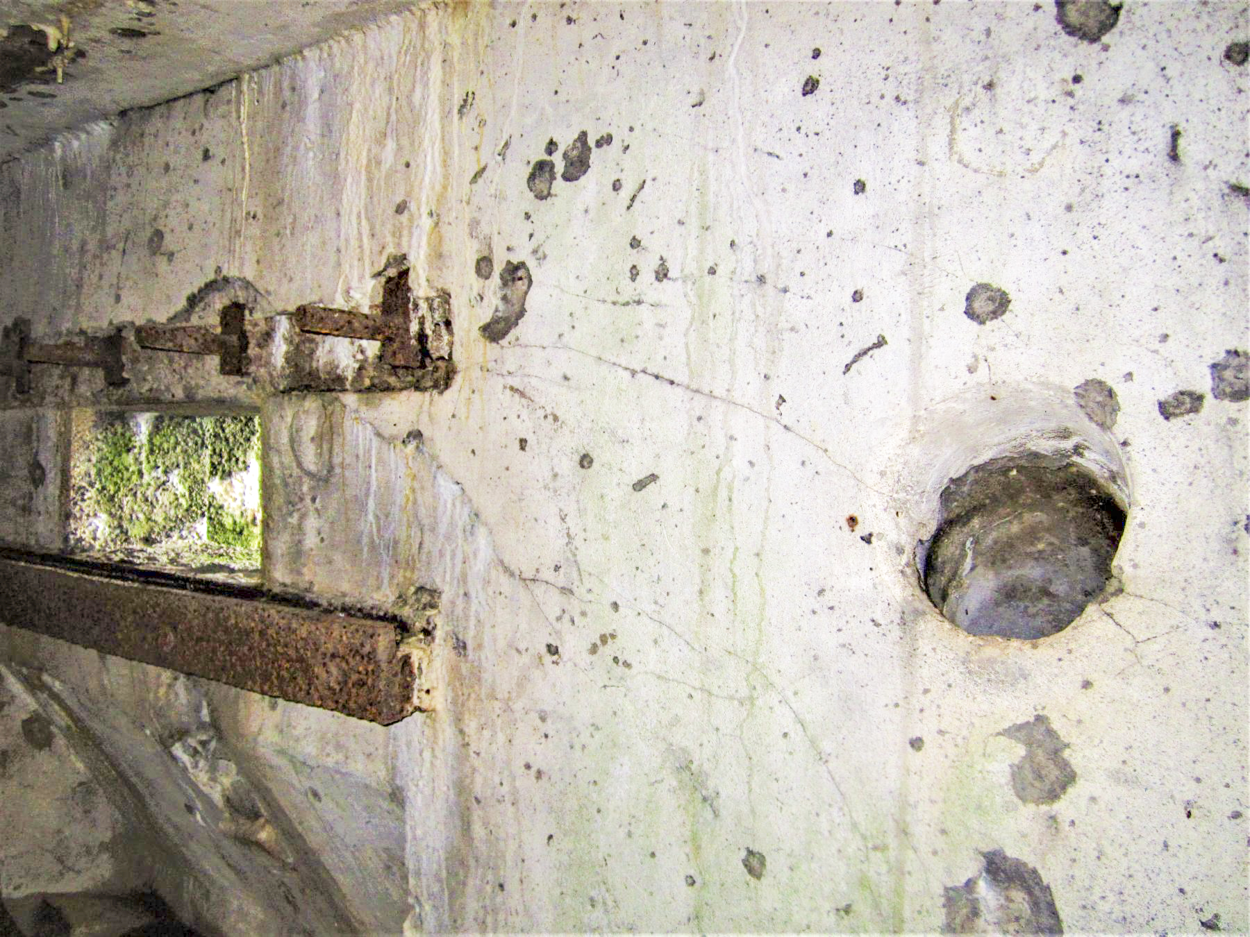 Ligne Maginot - PFAFFENBRONN 3 - (Blockhaus pour arme infanterie) - Goulotte à grenades - Gregory Fuchs