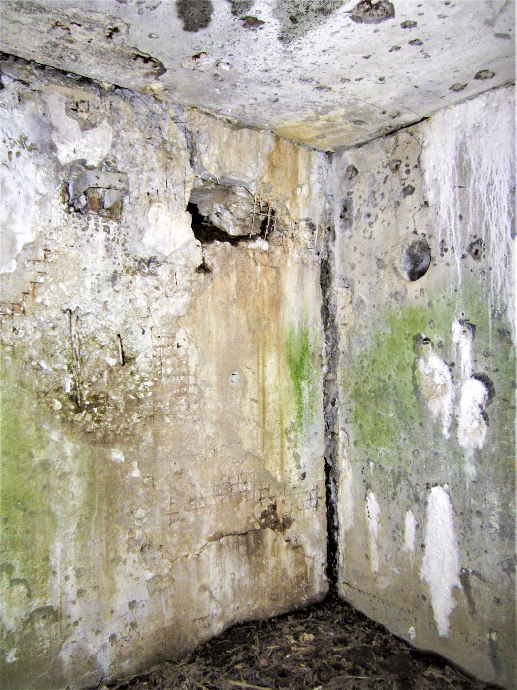 Ligne Maginot - PFAFFENBRONN 3 - (Blockhaus pour arme infanterie) - Support de ventilation (à gauche) et goulotte à grenades (à droite) - Gregory Fuchs