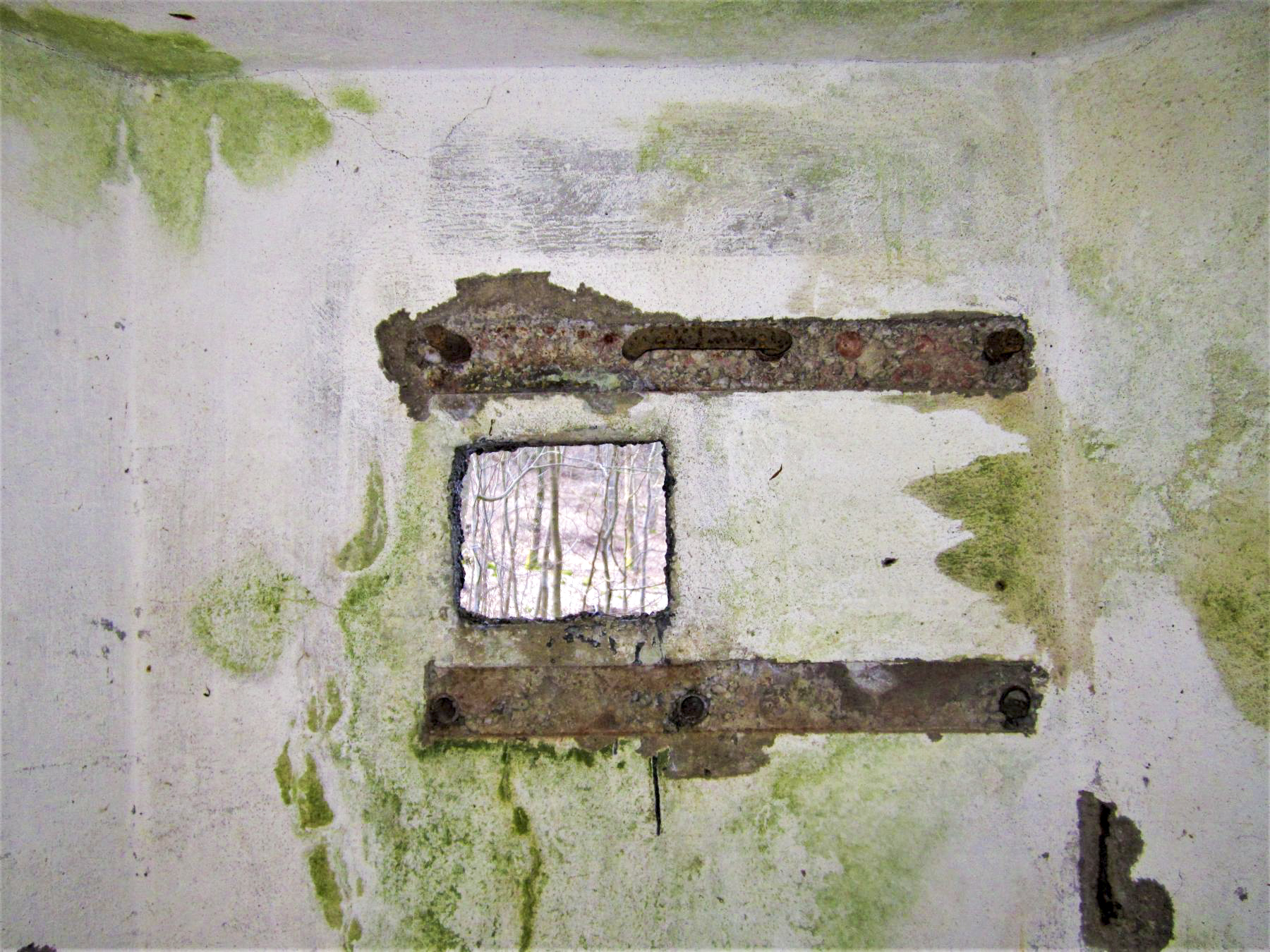 Ligne Maginot - PFAFFENBRONN 5 - (Blockhaus pour arme infanterie) - Le créneau latéral de défense rapprochée - Gregory Fuchs