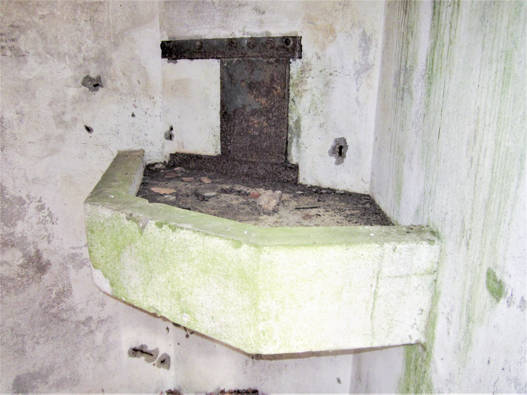 Ligne Maginot - PFAFFENBRONN 2 - (Blockhaus pour arme infanterie) - Le créneau frontal avec tablette de tir FM - Gregory Fuchs