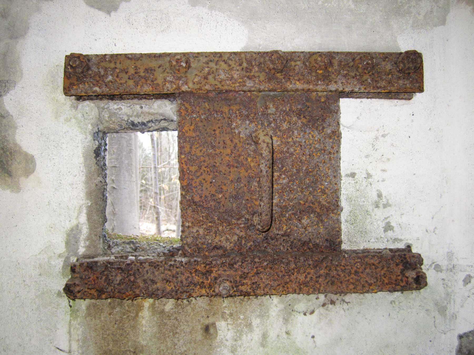 Ligne Maginot - PFAFFENBRONN 2 - (Blockhaus pour arme infanterie) - Le créneau latéral de défense rapprochée - Gregory Fuchs