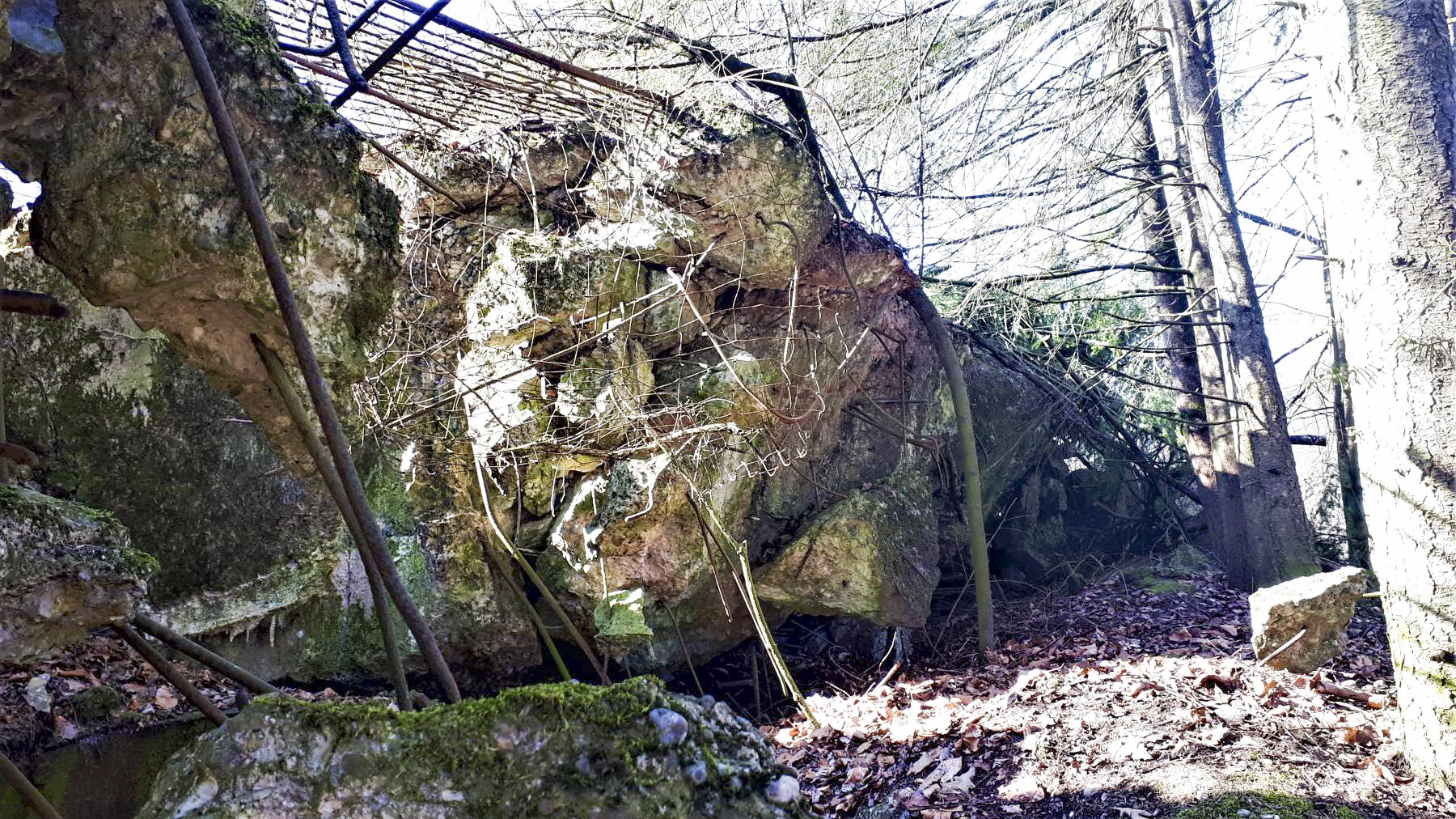 Ligne Maginot - SCHMELTZBACH EST - (Casemate d'infanterie - Double) - La dalle explosée au niveau de la cloche GFM Est - Gregory Fuchs