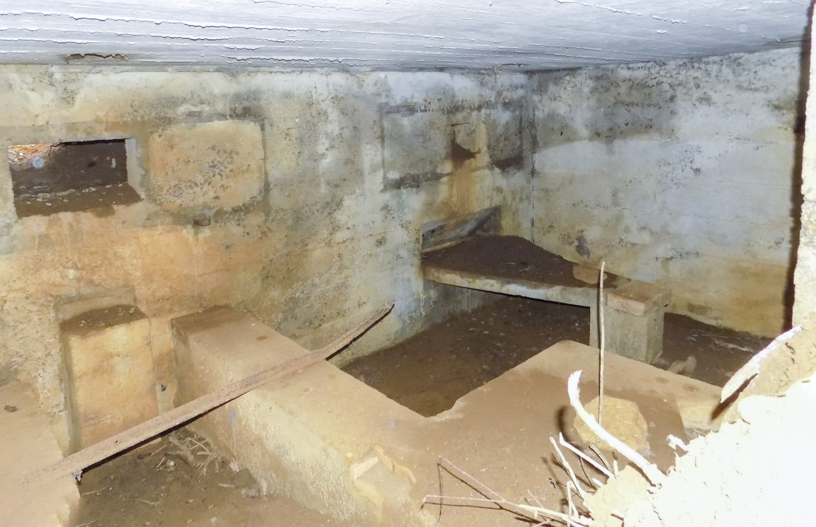Ligne Maginot - N - LE RETAY - (Blockhaus pour canon) - Configuration des créneaux, gauche à droite, pris de l'entrée canon AC de face l'arrière - R Tucker