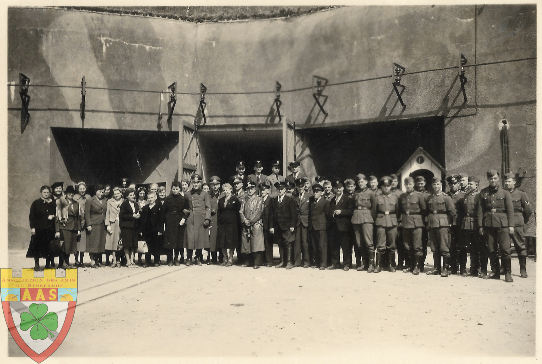 Ligne Maginot - SIMSERHOF - (Ouvrage d'artillerie) - Personnels civils et militaires devant l'entrée munitions. - Inconnu