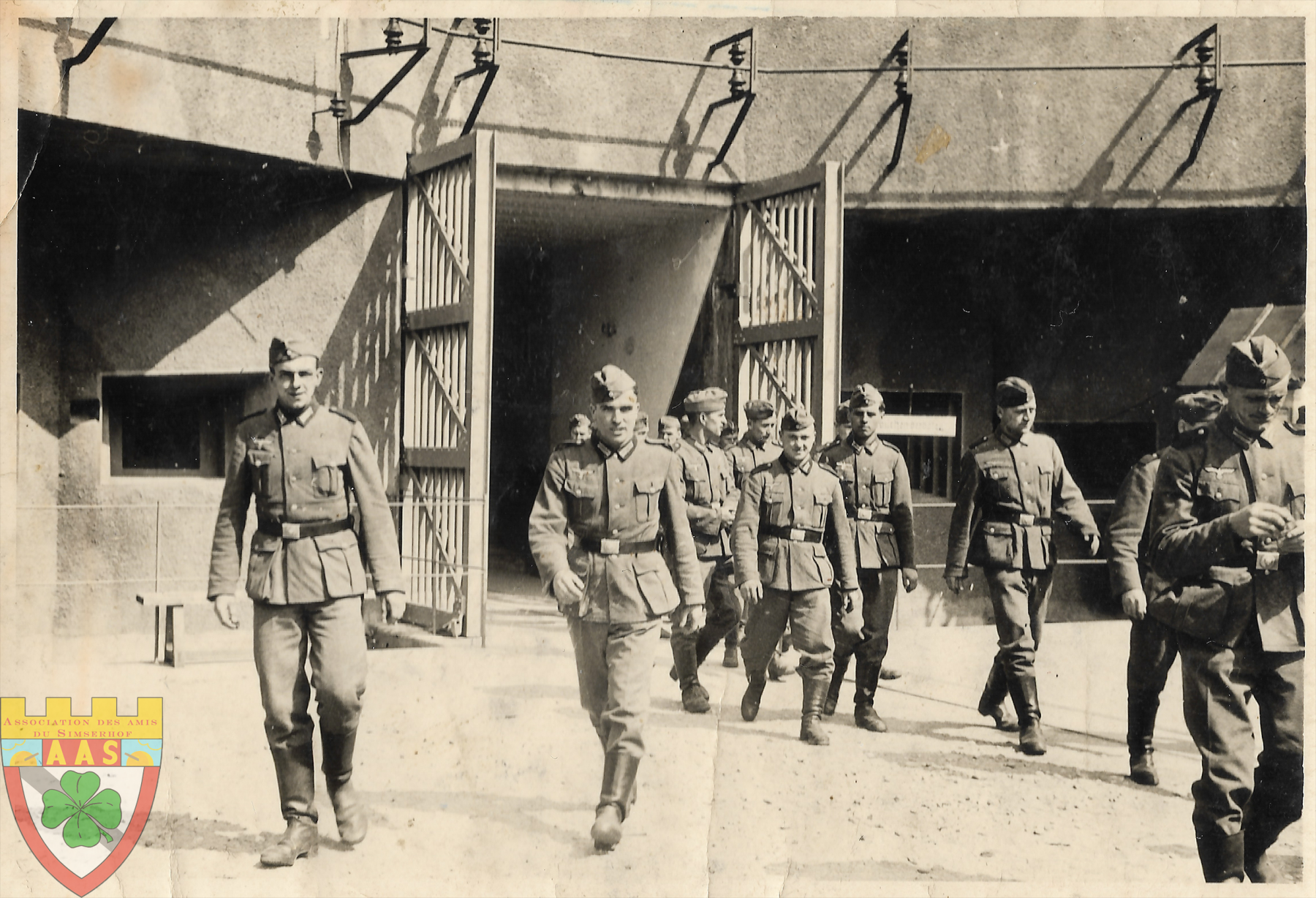 Ligne Maginot - SIMSERHOF - (Ouvrage d'artillerie) - Soldats allemands quittant le Simserhof par 
 l'entrée munition. - Inconnu