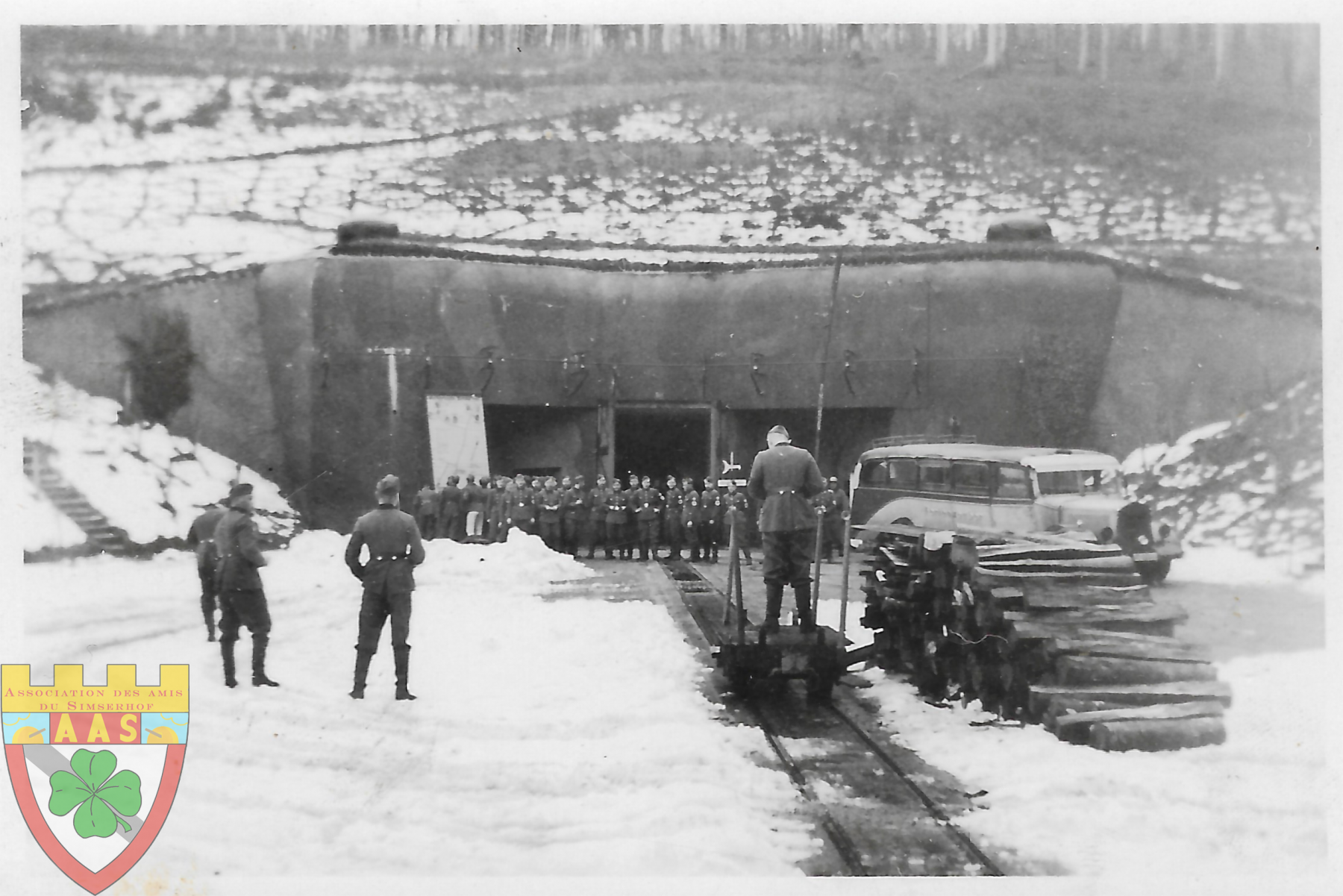 Ligne Maginot - SIMSERHOF - (Ouvrage d'artillerie) - Soldats allemands posant pour une photo devant l'entrée des munitions du Simserhof en hiver. - Inconnu