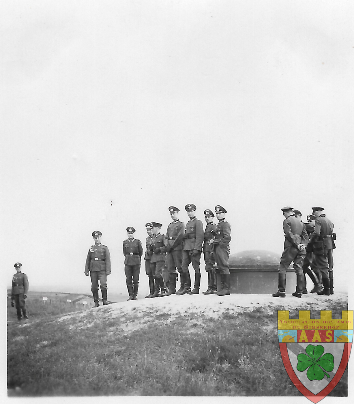 Ligne Maginot - SIMSERHOF - (Ouvrage d'artillerie) - Bloc 1 (?)
Soldats allemands au-dessus d'un bloc de combat, à proximité d'une tourelle.  - Inconnu