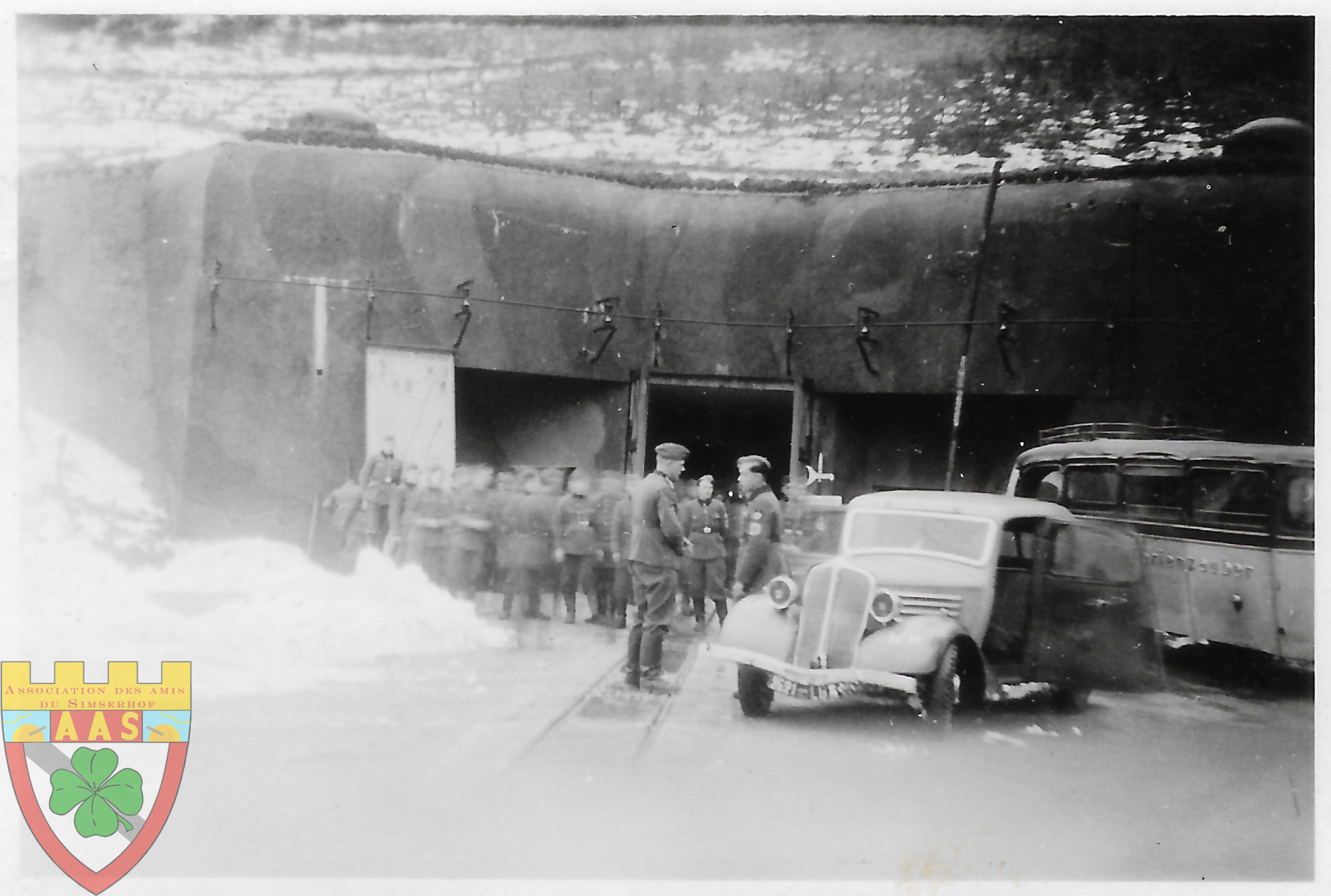 Ligne Maginot - SIMSERHOF - (Ouvrage d'artillerie) - Soldats et véhicules devant l'EM du Simserhof. - Inconnu