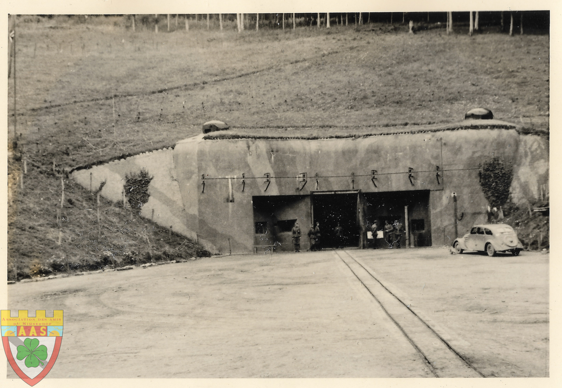 Ligne Maginot - SIMSERHOF - (Ouvrage d'artillerie) - Vue dégagée de l'EM. Photo prises peu après l'armistice. Aucun des ajouts allemands réalisé pour le tourisme entre 1940 et 1944 n'est présent sur la photographie (poste de garde, panneau explicatif, etc.) - Inconnu