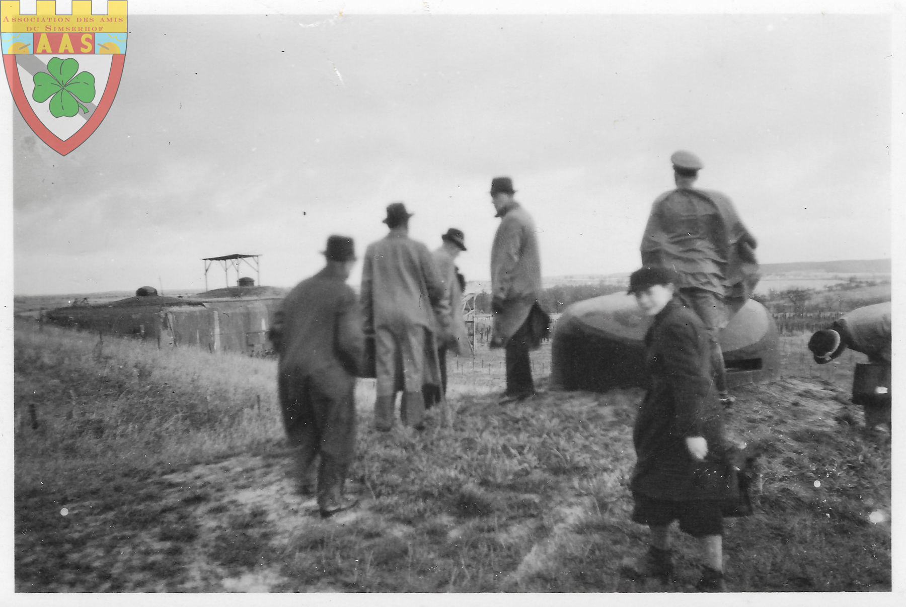 Ligne Maginot - SIMSERHOF - (Ouvrage d'artillerie) - Personnels civils allemands sur les dessus du bloc 6. Le bloc 4 est visible en arrière-plan. - Inconnu