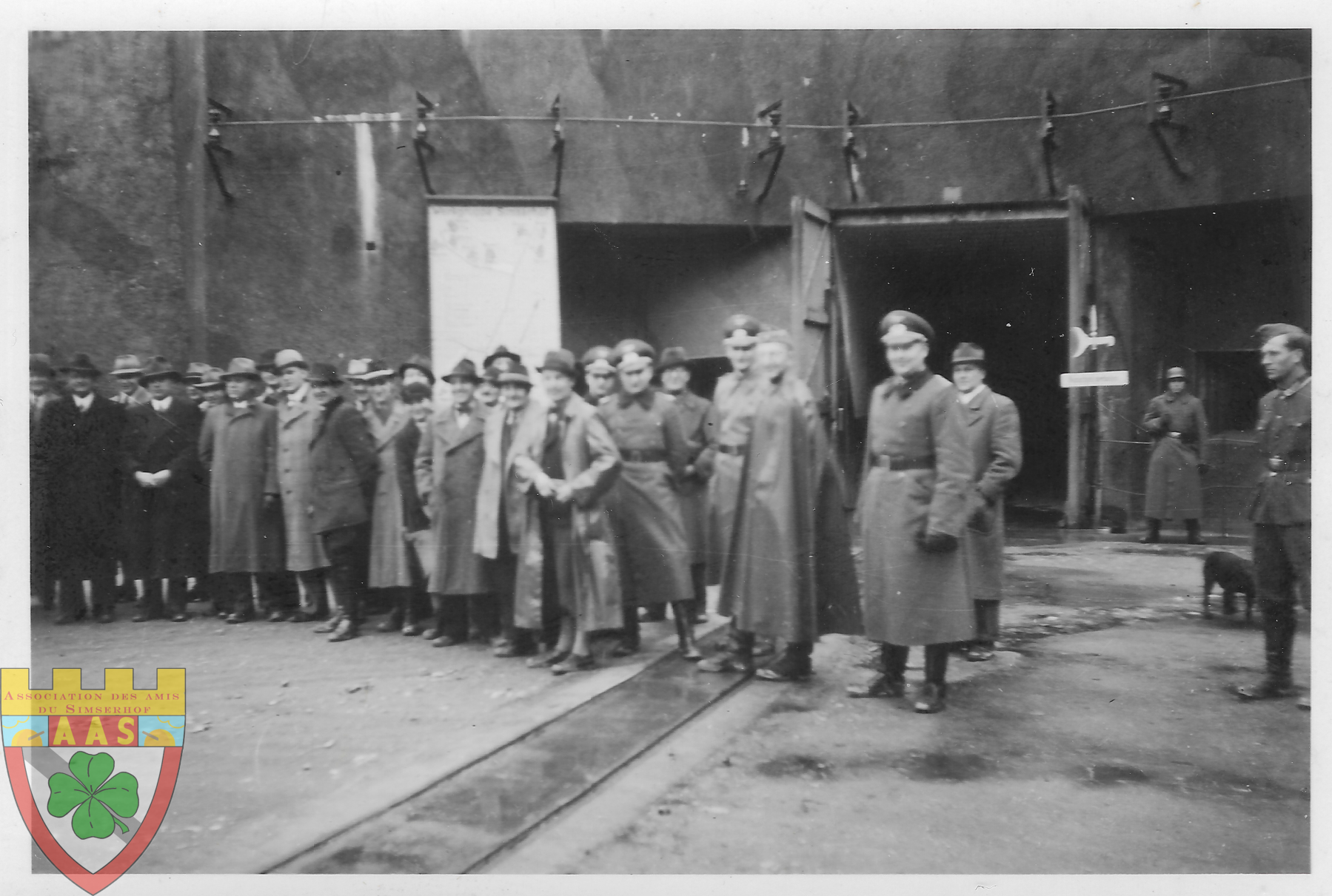Ligne Maginot - SIMSERHOF - (Ouvrage d'artillerie) - Personnels civils et militaires allemands devant l'EM pour une photo de groupe. - Inconnu