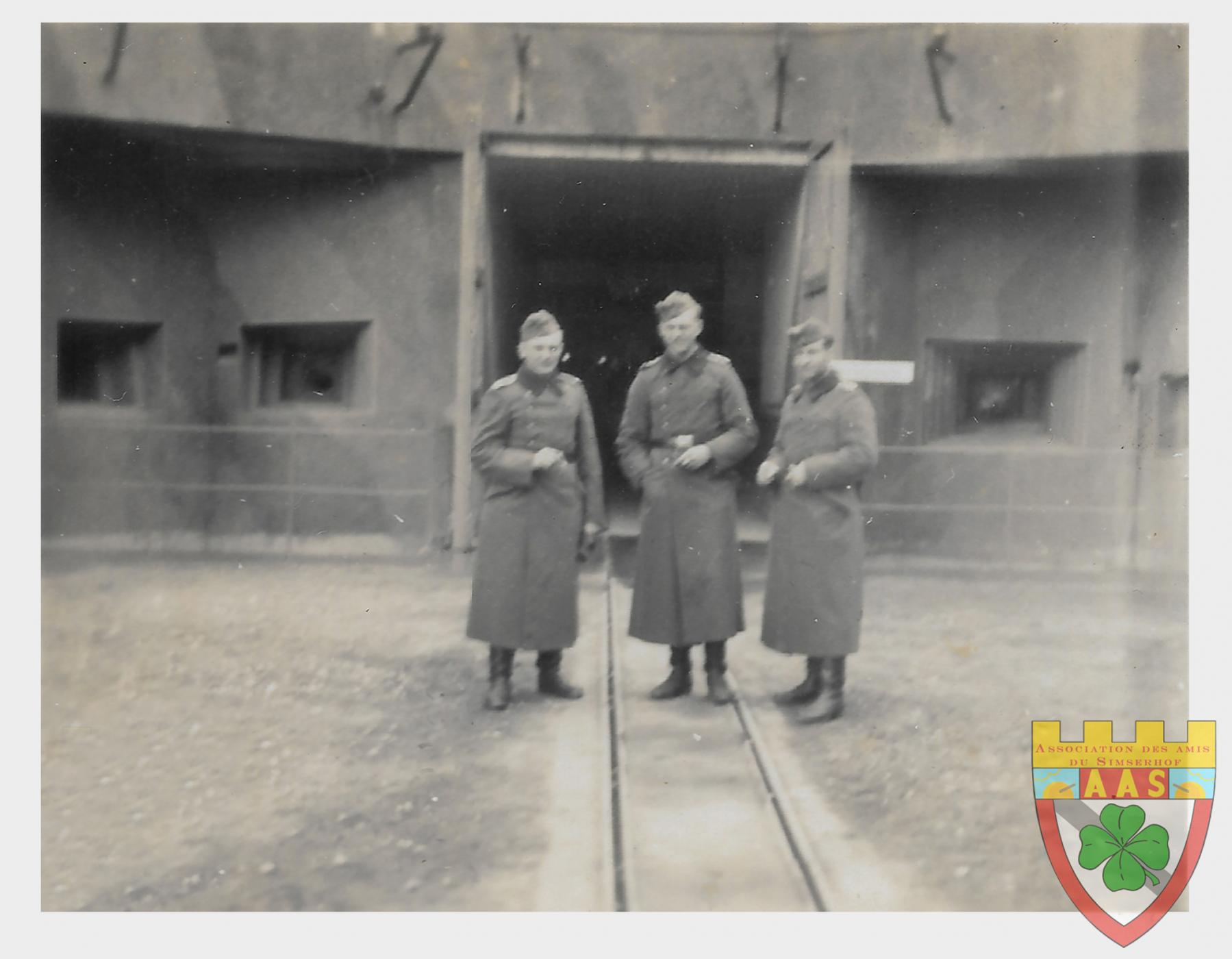 Ligne Maginot - SIMSERHOF - (Ouvrage d'artillerie) - Soldats allemands devant l'entrée des munitions de l'ouvrage. - Inconnu