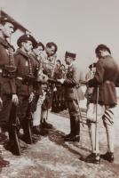 Ligne Maginot - 70° Bataillon Alpin de Forteresse - SES - Eclaireurs de la SES du 70° BAF avec le fanion de la section reçoivent une décoration ou une récompense. 
A droite ce pourrait etre le sous lieutenant Desserteaux.