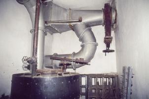 Ligne Maginot - BUCHHOLZBERG (I / 79° RIF) - (Abri) - En haut la batterie de chauffe alimenté par la chaudière. Une vanne sur la prise d'air extérieure et une dérivation donnant dans le couloir permet le fonctionnement en circuit fermé (recirculation de l'air intérieur dans la batterie de chauffe)
Visite fin 90 avec la BA901