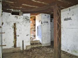 Ligne Maginot - GUNSTHAL FERME OUEST - (Blockhaus pour arme infanterie) - Chambre de tir
Le bi-rail support du jumelage de mitrailleuse