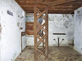 Ligne Maginot - GUNSTHAL FERME OUEST - (Blockhaus pour arme infanterie) - Chambre de tir
Le bi-rail support du jumelage de mitrailleuse