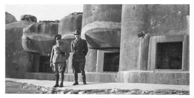 Ligne Maginot - SAINTE AGNES (SAG) - EO9 - (Ouvrage d'artillerie) - Bloc 2
Officiers italiens devant le bloc 2
juillet 1940