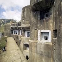 Ligne Maginot - SAINTE AGNES (SAG) - EO9 - (Ouvrage d'artillerie) - Bloc 2
Enfilade extérieure de la façade à 3 niveaux actifs de 4 casemates en épi sur le fossé-diamant, vue en face de la batterie de flanquement.