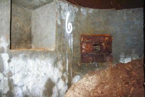 Ligne Maginot - DAMBACH SCIERIE - (Blockhaus pour arme infanterie) - Entrée hommes
Créneau FM battant en direction du sud et la route venant de Dambach et un emplacement pour une lampe à pétrole.