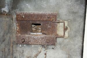 Ligne Maginot - DAMBACH SCIERIE - (Blockhaus pour arme infanterie) - Entrée materiel
Créneau FM battant en direction du nord, la route menant à Neunhoffen et les arrières de la casemate de Neunhoffen. Notez la présence support SB dans un blockhaus MOM.