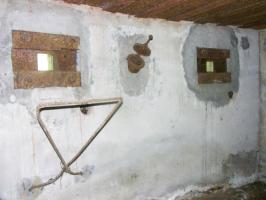 Ligne Maginot - ERLENMOOS Nord (Avant Poste) (Blockhaus pour arme infanterie) - Les deux créneaux de tir et la goulotte lance grenade en position centrale.
Noter le support artisanal du créneau de gauche