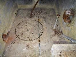 Ligne Maginot - HOFFEN - (Abri) - Puits 
A droite support de la pompe manuelle Jappy