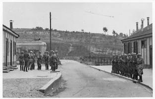 Ligne Maginot - GRAND HOHEKIRKEL - (Ouvrage d'artillerie) - Les baraquements extérieurs et l'entrée de l'ouvrage
Photo prise en 1940