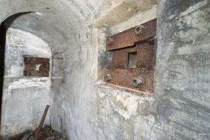 Ligne Maginot - MAIN du PRINCE 2 (Blockhaus pour arme infanterie) - Galerie vers le blockhaus mitrailleuse de droite
Créneau de façade et créneau de flanquement 