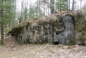 Ligne Maginot - MAIN du PRINCE 2 (Blockhaus pour arme infanterie) - Vue d'ensemble de la façade depuis la droite
L'entrée, le créneau de façade et le créneau de flanquement à l'extrémité droite