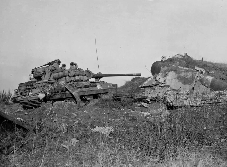 Ligne Maginot - WASENBERG 7 - (Blockhaus pour arme infanterie) - Le blockhaus détruit par les allemands. Photo prise lors du passage des américains en 1944 - Inconnu