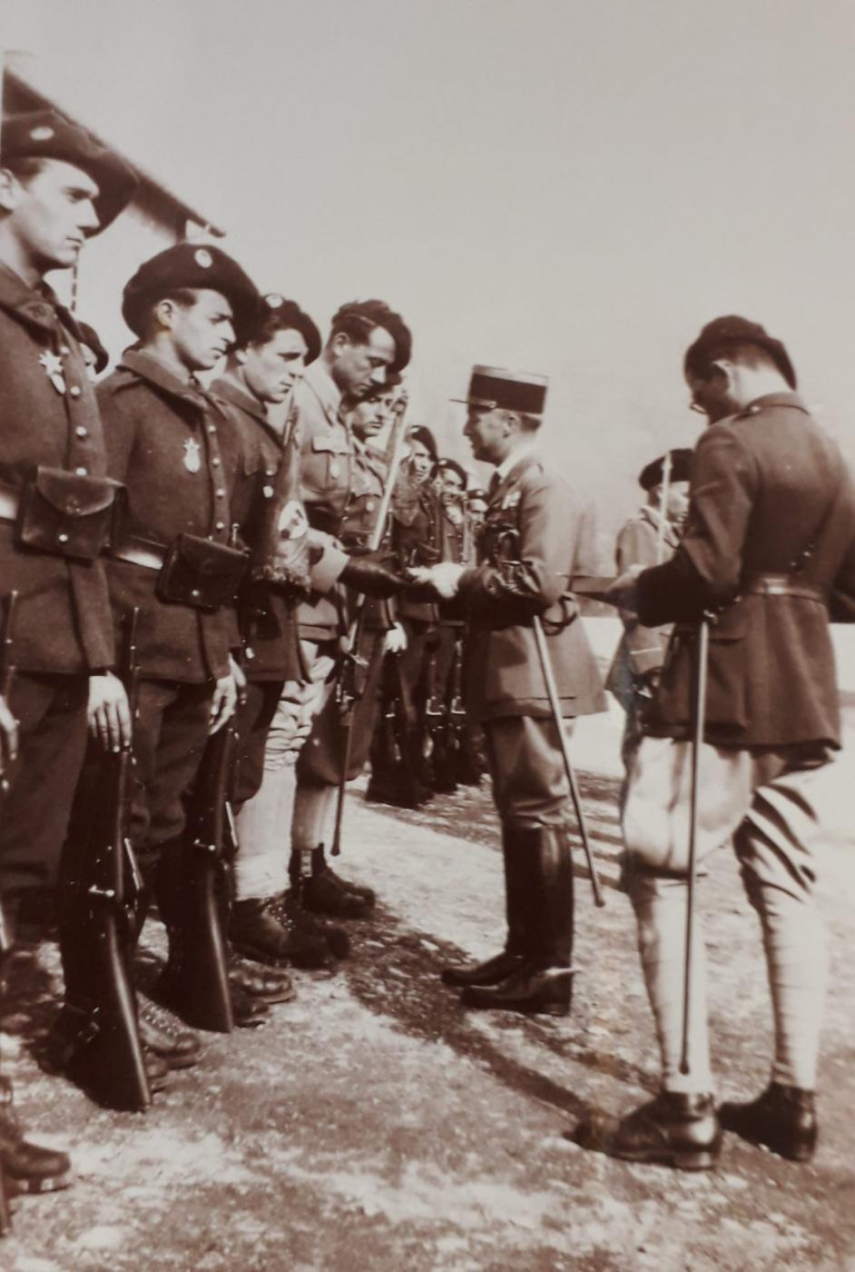 Ligne Maginot - 70° Bataillon Alpin de Forteresse - SES - Eclaireurs de la SES du 70° BAF avec le fanion de la section reçoivent une décoration ou une récompense. 
A droite ce pourrait etre le sous lieutenant Desserteaux.