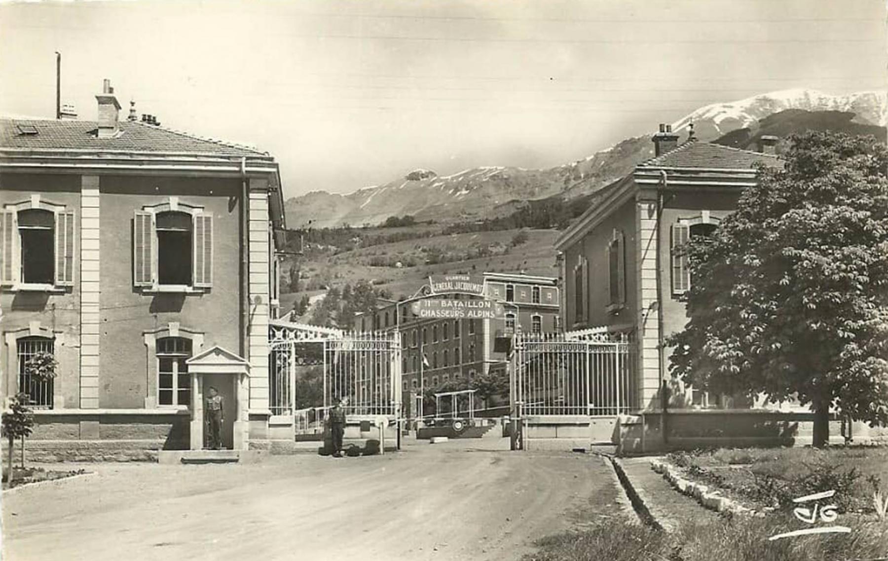 Ligne Maginot - CASERNE JACQUEMOT (QUARTIER CRAPLET - 15° BCA) - (Casernement) - L'entrée du quartier dans les années 50-60
carte postale - JG