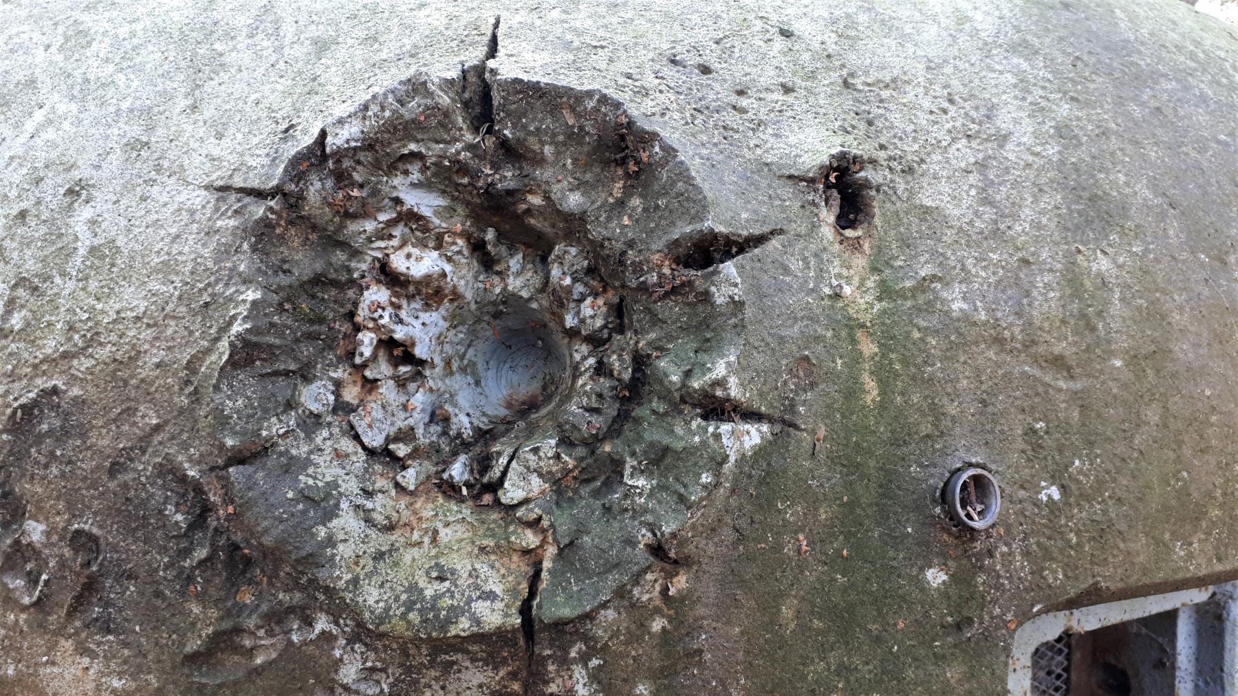Ligne Maginot - NAGELSTHAL - (Blockhaus pour arme infanterie) - Détail des impacts, en bas en droite une ogive de 20 mm est restée fichée dans l'acier  - Gregory Fuchs