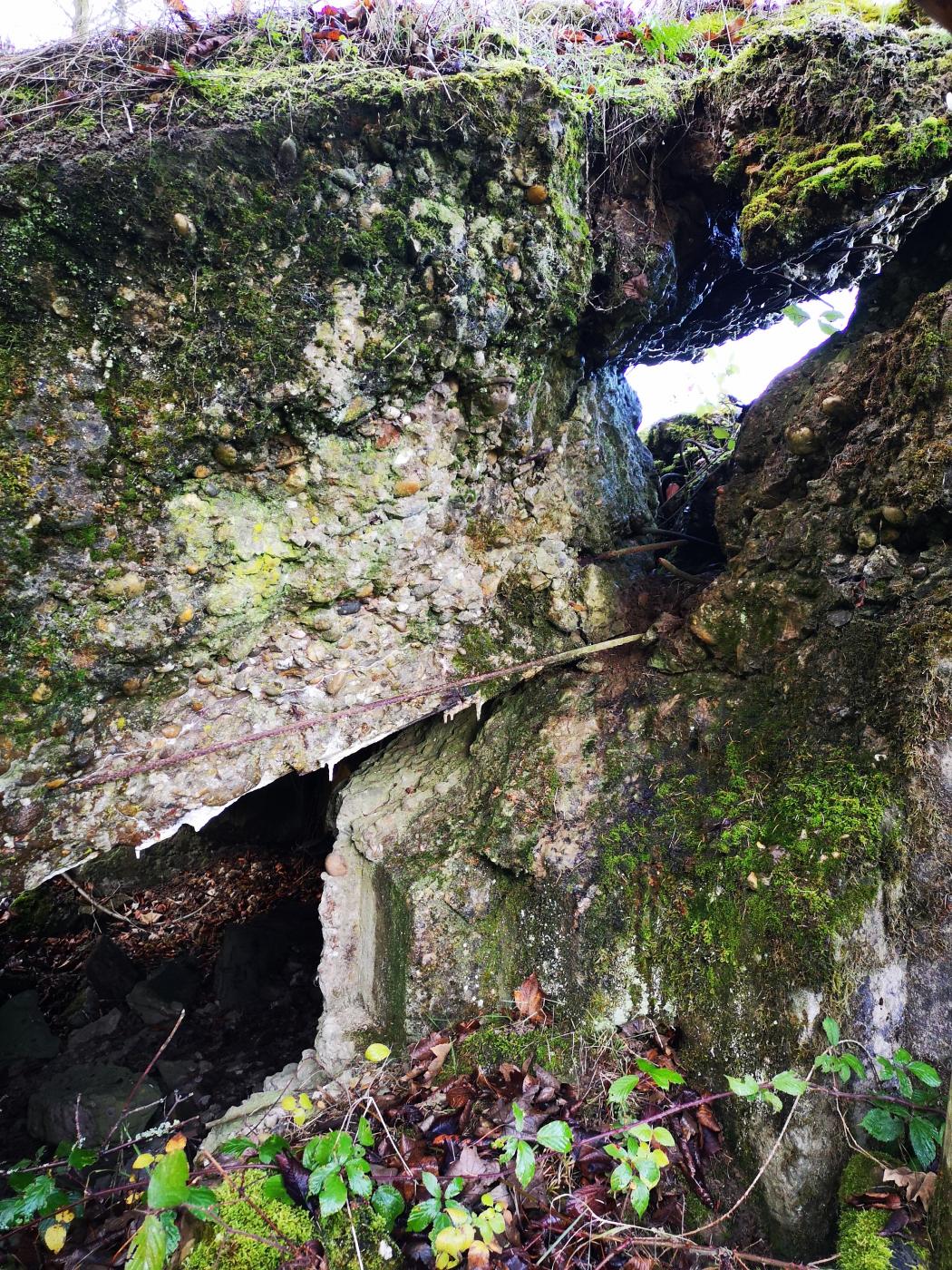 Ligne Maginot - WASENBERG 7 - (Blockhaus pour arme infanterie) - Blocs de béton disloqués du blockhaus, vestiges de l'explosion allemande de 1944 - DK_Antoine4