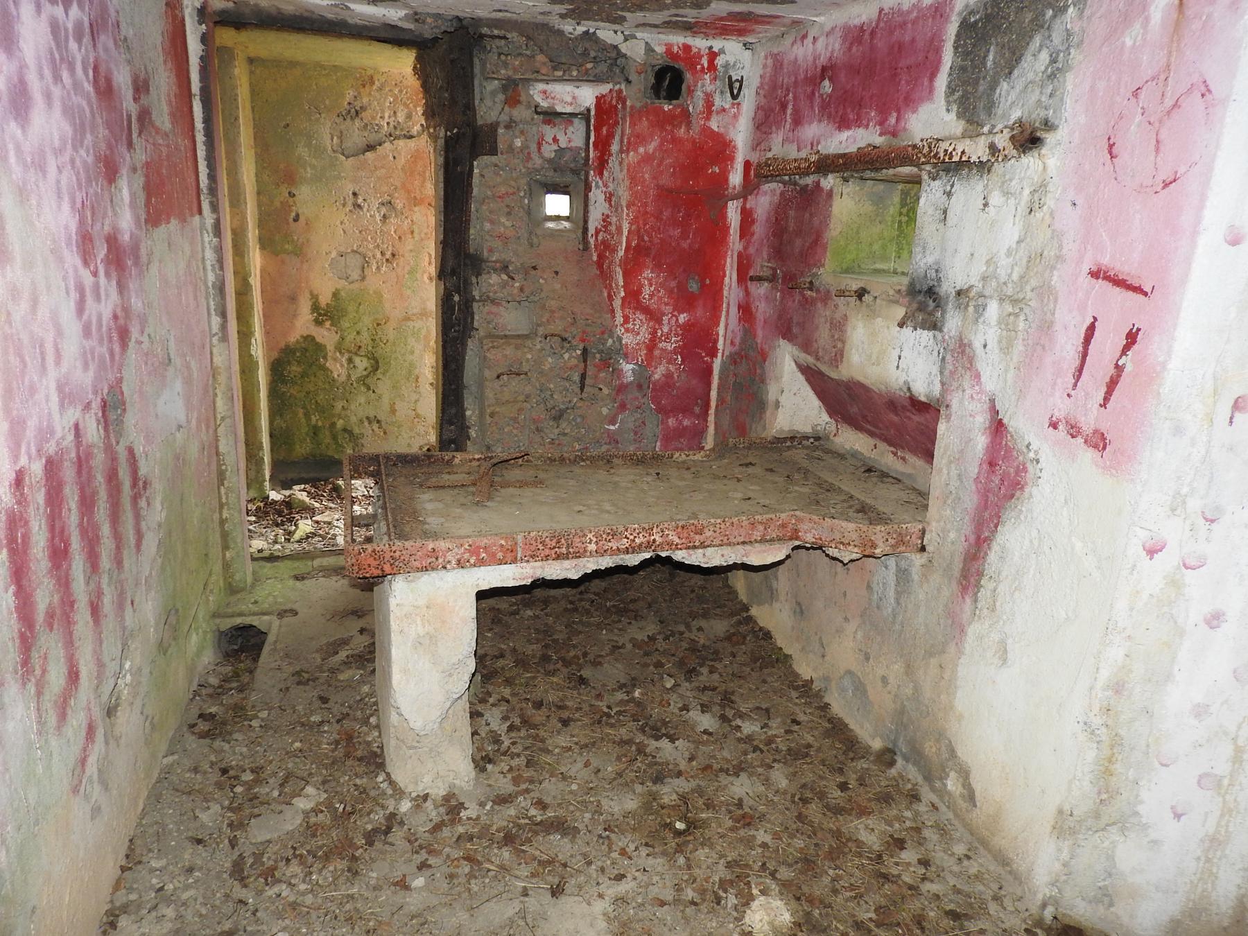 Ligne Maginot - AB25 - (Blockhaus pour canon) - La table de tir pour mitrailleuse Hotchkiss. - STENGER Mathieu