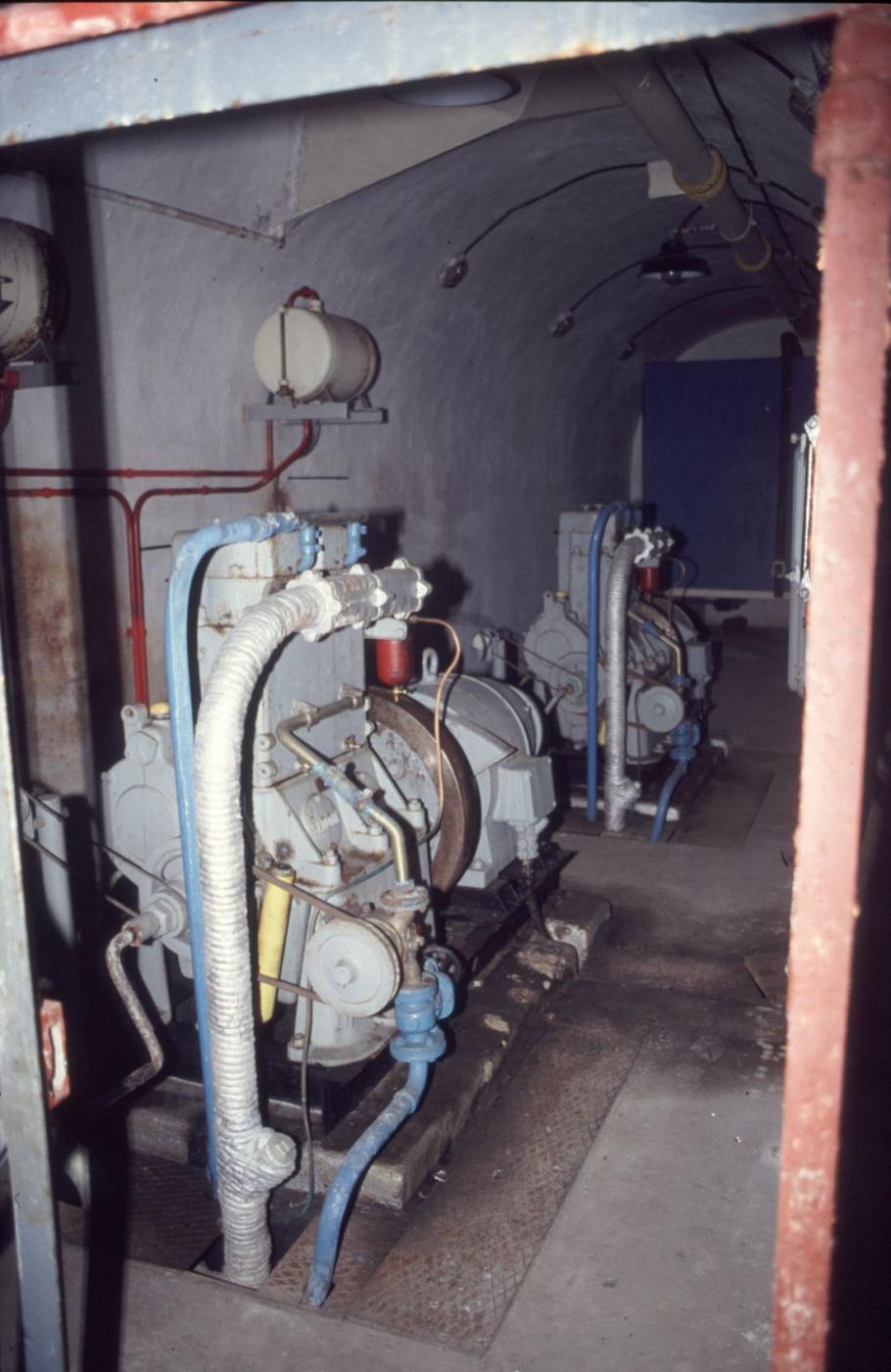 Ligne Maginot - CROUPE DU RESERVOIR - (Abri actif) - Les moteurs
Visite en 1991 avec Génie de Nice - ammagsdr