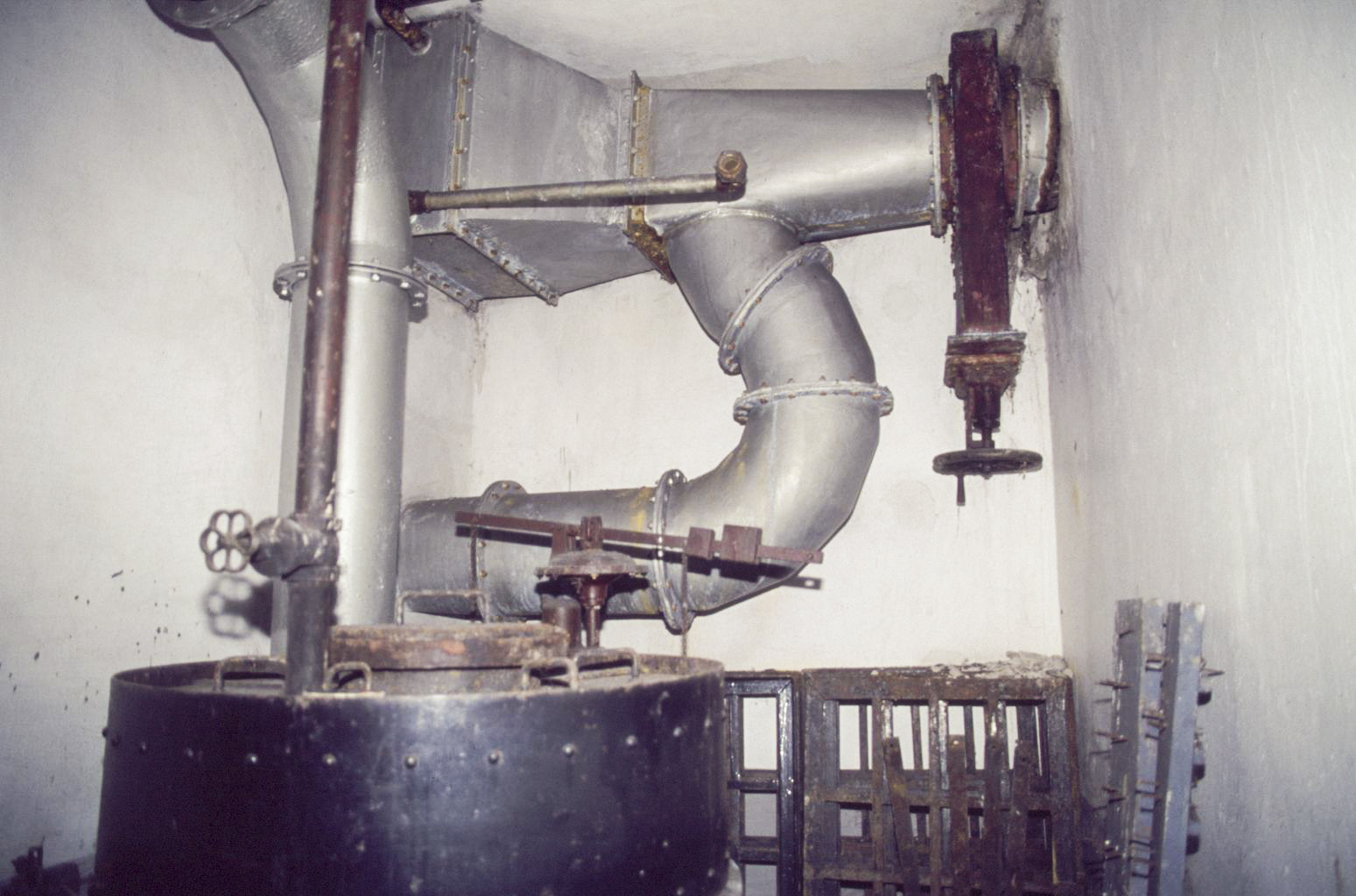 Ligne Maginot - BUCHHOLZBERG (I / 79° RIF) - (Abri) - En haut la batterie de chauffe alimenté par la chaudière. Une vanne sur la prise d'air extérieure et une dérivation donnant dans le couloir permet le fonctionnement en circuit fermé (recirculation de l'air intérieur dans la batterie de chauffe)
Visite fin 90 avec la BA901 - ammagsdr