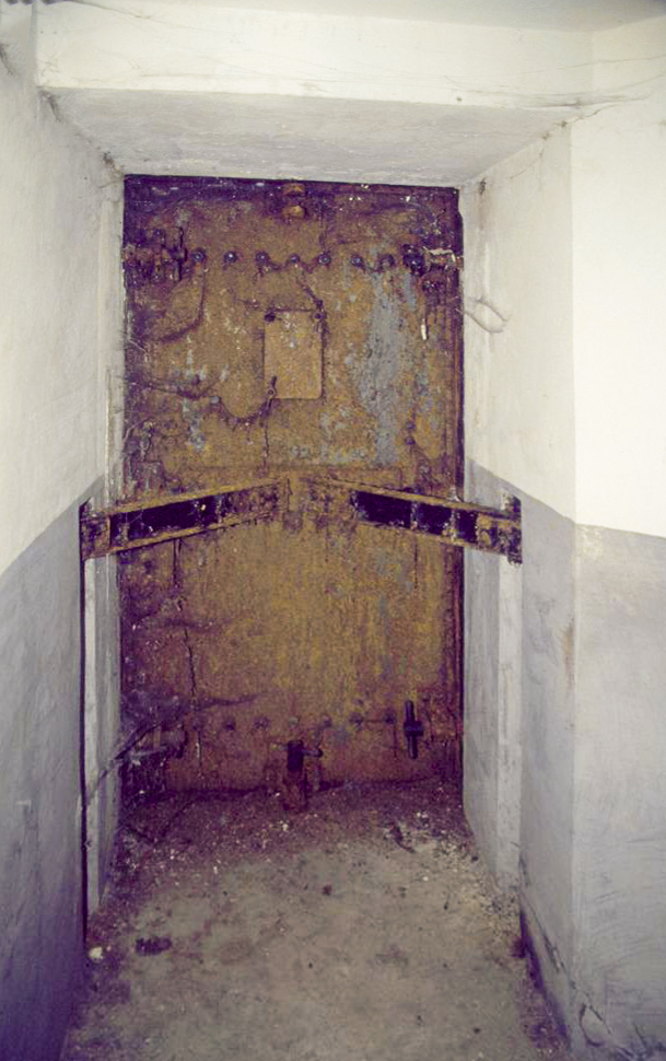 Ligne Maginot - BUCHHOLZBERG (I / 79° RIF) - (Abri) - Porte blindée extérieure Ouest avec ses barres de renfort
Visite fin 90 avec la BA901 - ammagsdr