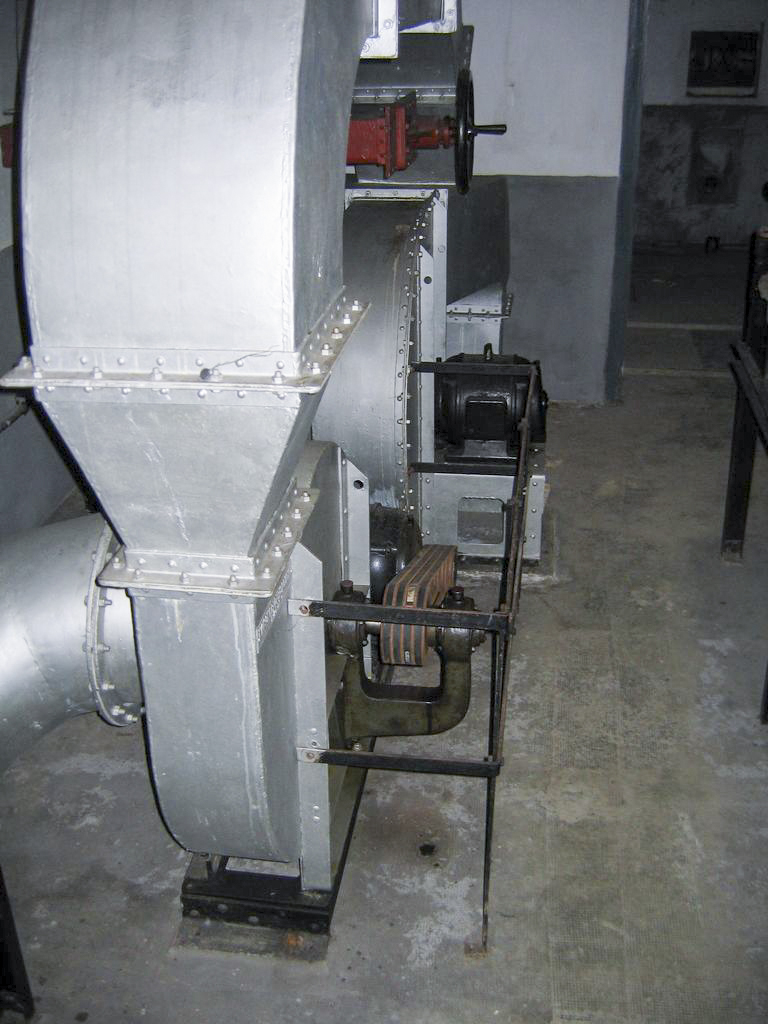 Ligne Maginot - BUCHHOLZBERG (I / 79° RIF) - (Abri) - Ventilateur air gazé
Visite fin 90 avec la BA901 - ammagsdr