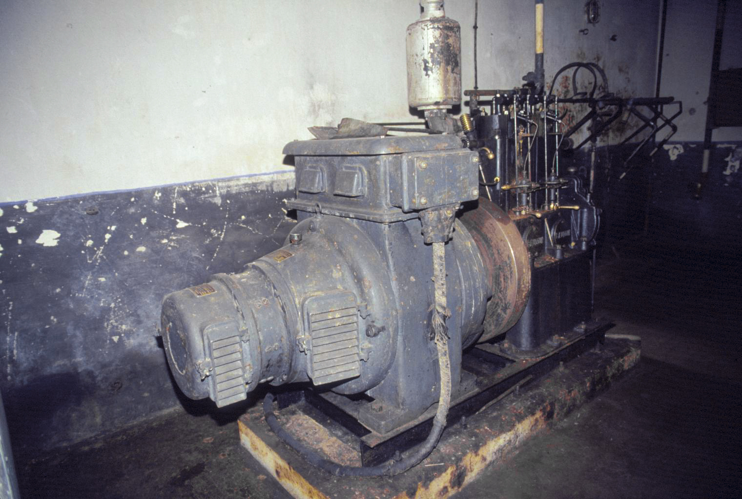 Ligne Maginot - BUCHHOLZBERG (I / 79° RIF) - (Abri) - La génératrice et l'alternateur
Visite fin 90 avec la BA901 - ammagsdr