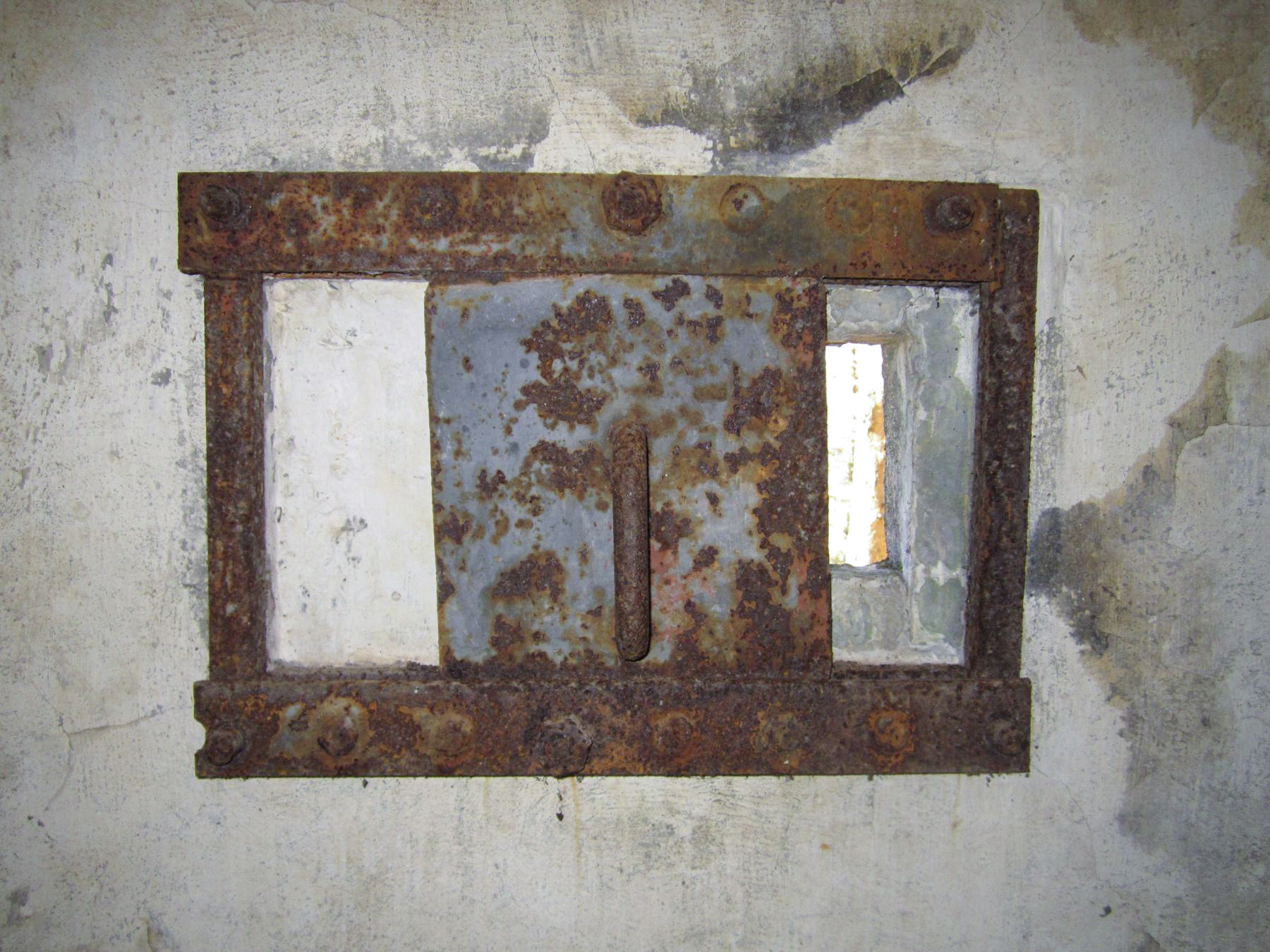 Ligne Maginot - FM78 - BETZENTHAL 5 - (Blockhaus pour arme infanterie) - Le créneau latéral - Gregory Fuchs