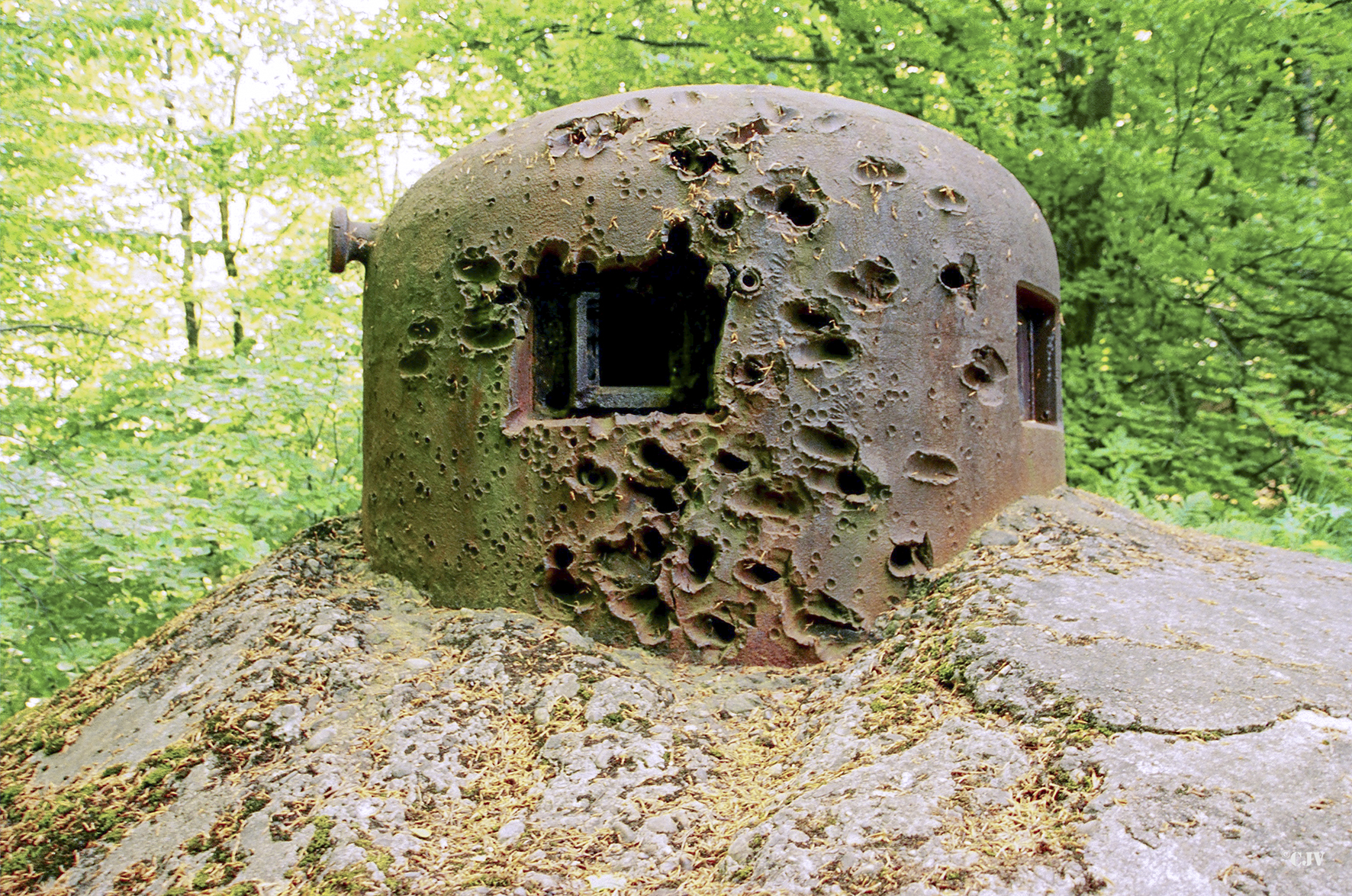 Ligne Maginot - GUNSTHAL COL EST - (Blockhaus pour arme infanterie) - La cloche GFM portant les stigmates de l'assaut allemand du 19 juin 1940 - Lia VERMEULEN