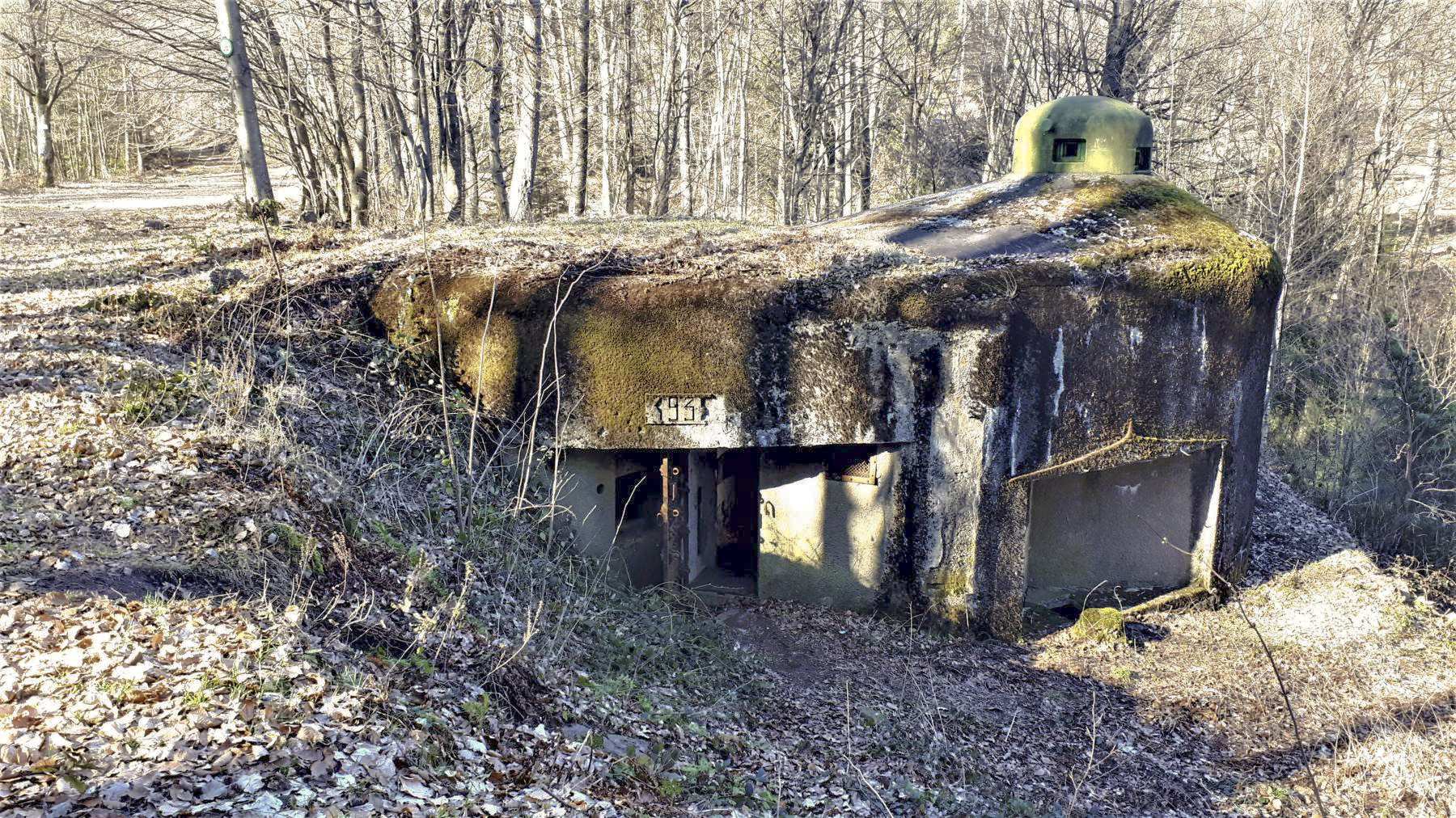 Ligne Maginot - GUNSTHAL COL EST - (Blockhaus pour arme infanterie) - Vue vers l'entrée, le chemin du col est visible à gauche - Gregory Fuchs