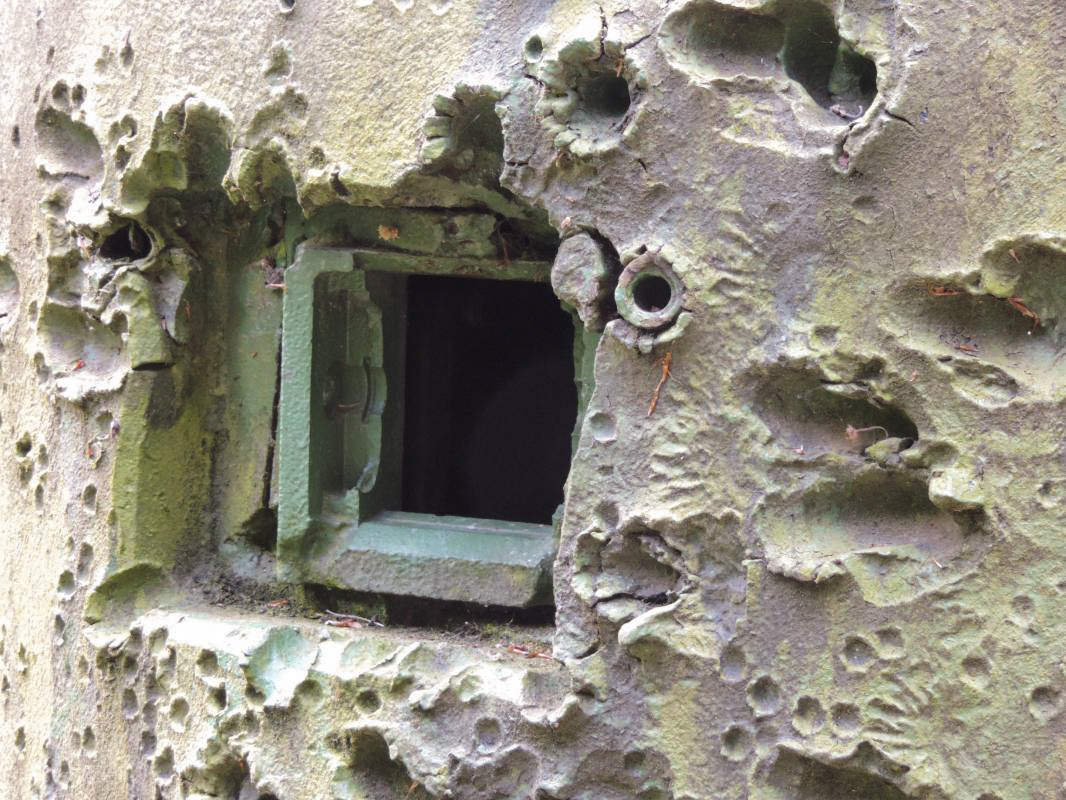 Ligne Maginot - GUNSTHAL COL EST - (Blockhaus pour arme infanterie) - Détails des impacts visant un créneau, une ogive de PAK 37 est restée plantée dans l'acier - Claude HETZEL
