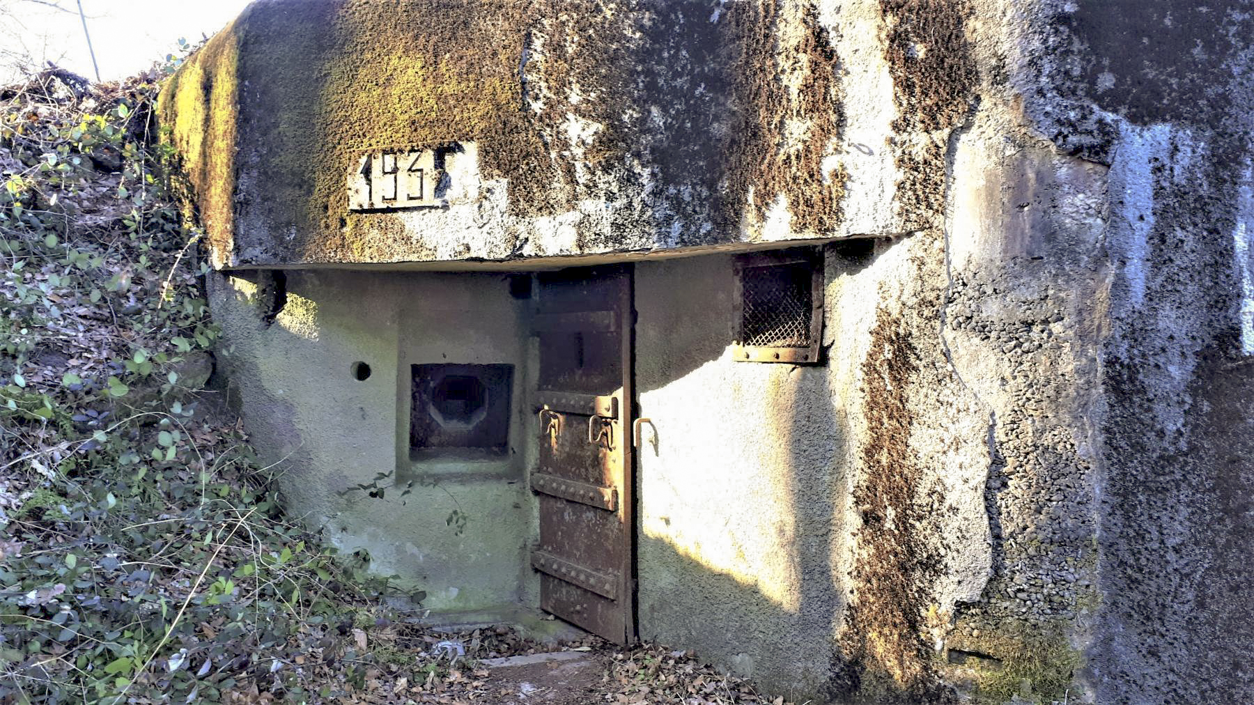 Ligne Maginot - GUNSTHAL COL EST - (Blockhaus pour arme infanterie) - L'entrée et le créneau FM en caponnière, noter l'inclinaison du créneau vers le bas - Gregory Fuchs