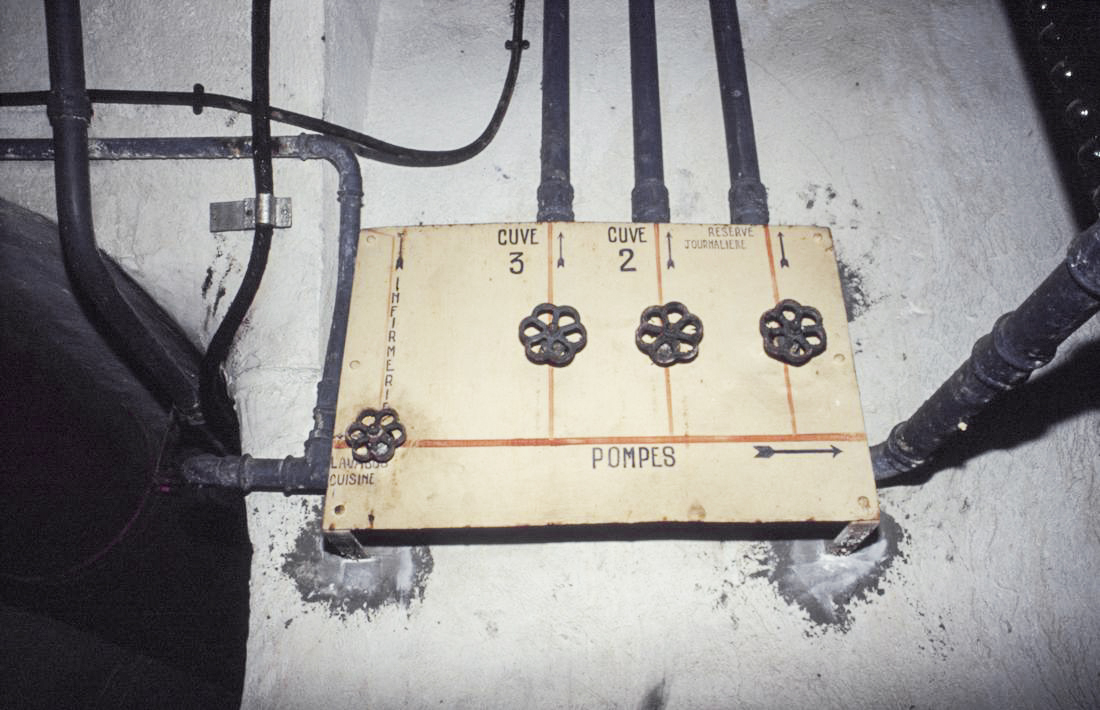 Ligne Maginot - CROUPE DU RESERVOIR - (Abri actif) - Les vannes des cuves
Visite en 1991 avec Génie de Nice - ammagsdr