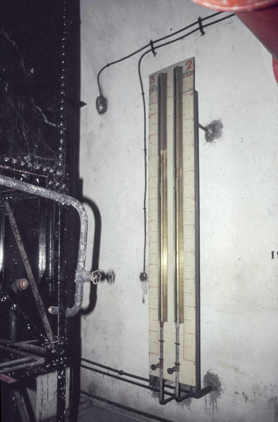 Ligne Maginot - CROUPE DU RESERVOIR - (Abri actif) - L'indication du niveau des cuves
Visite en 1991 avec Génie de Nice - ammagsdr