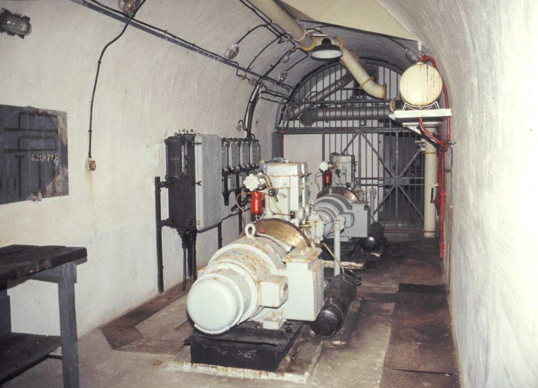 Ligne Maginot - CROUPE DU RESERVOIR - (Abri actif) - L'usine
Visite en 1991 avec Génie de Nice - ammagsdr