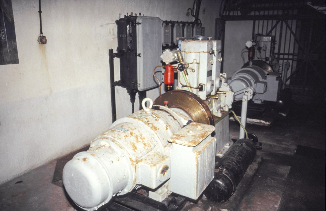 Ligne Maginot - CROUPE DU RESERVOIR - (Abri actif) - Les deux moteurs
Visite en 1991 avec Génie de Nice - ammagsdr